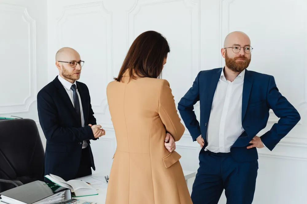 Como captar clientes na advocacia trabalhista com triagem de urgência